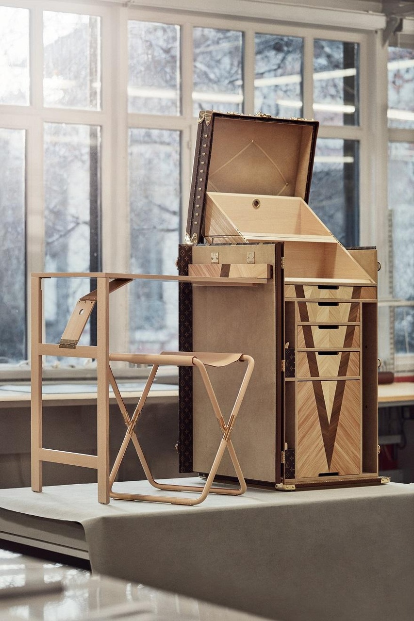 Secrétaire Bureau 2.0書桌旅行箱以更具現代風格的視角煥新詮釋經典作品,採用麥稈鑲嵌工藝為其註入豐富細節。