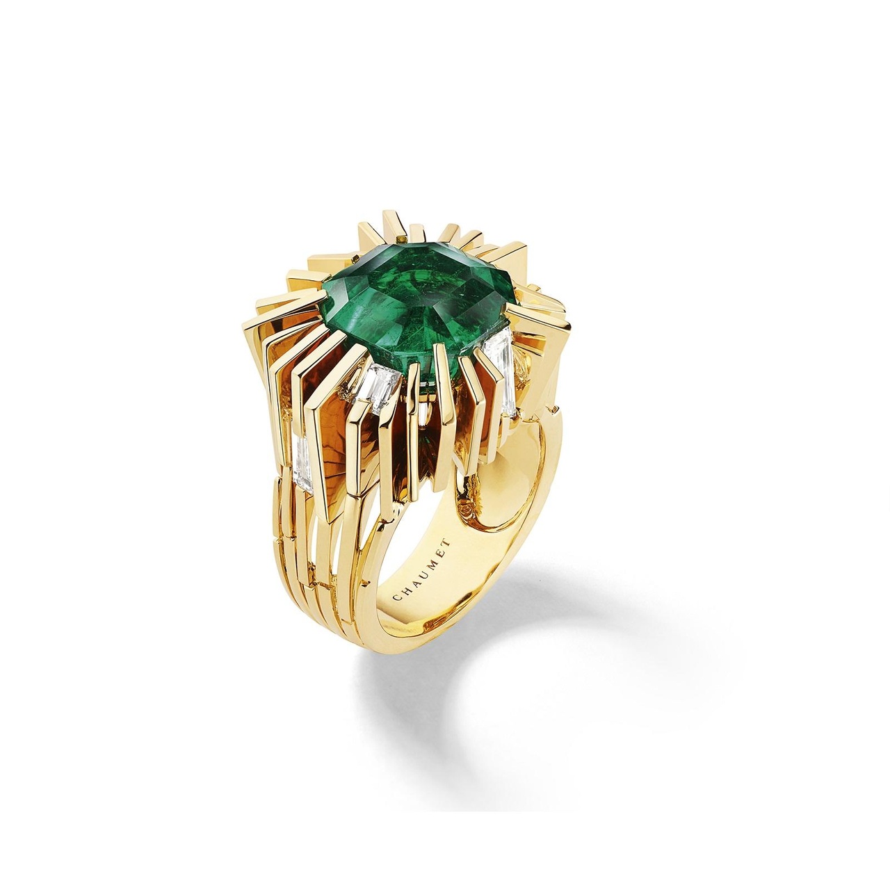 Perspectives de Chaumet - Skyline黃金戒指，鑲嵌一顆重約7.29克祖母綠形切割哥倫比亞祖母綠及長階梯形切割鑽石。