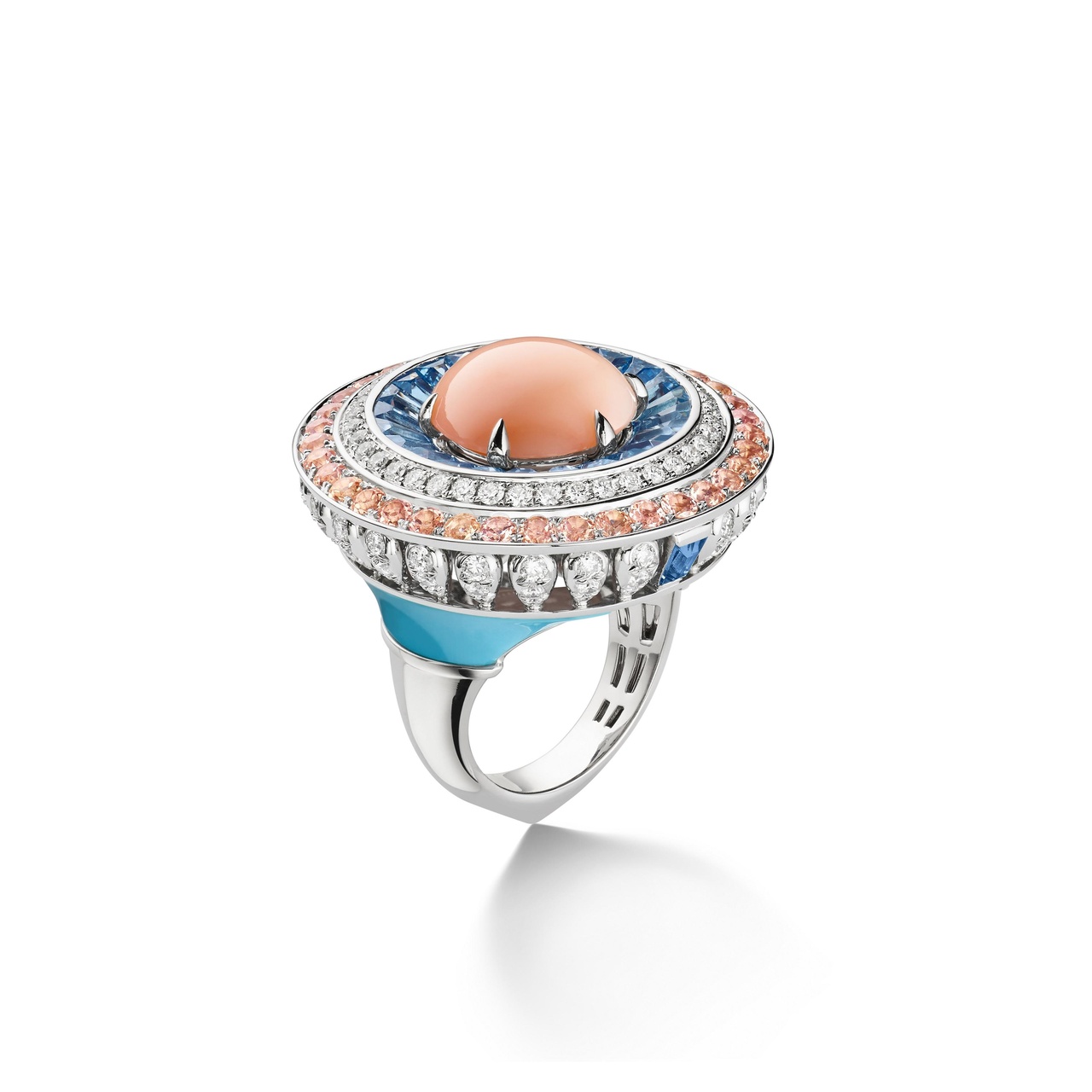 Perspectives de Chaumet - Lux白金戒指，鑲嵌一顆重約6.63克拉蛋形切割如天使肌膚的粉紅珊瑚，長階梯形切割海藍寶石、明亮式切割鑽石及綠松石。