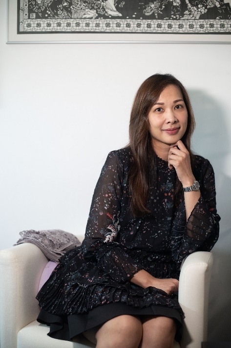 古人說「腹有詩書氣自華」,一派知性嫵媚的陳家愉博士對《紅樓夢》情有獨鍾,源於其醉心中國文學,繼而愛上粵劇藝術,覺得兩者詩句、詞藻、藝術文化傳承,均優美得無以復加。