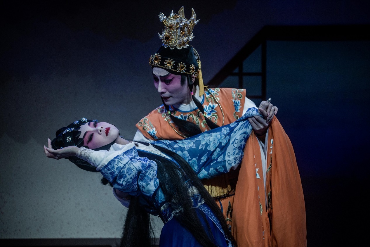 新秀王志良與林穎施擔演《紅樓夢》經典折子戲《晴雯補裘》,晴雯病中仍為寶玉補裘,展示其性格的要強,對寶玉的忠心,手藝的精湛,而華美服飾則傳遞了作者的審美觀。