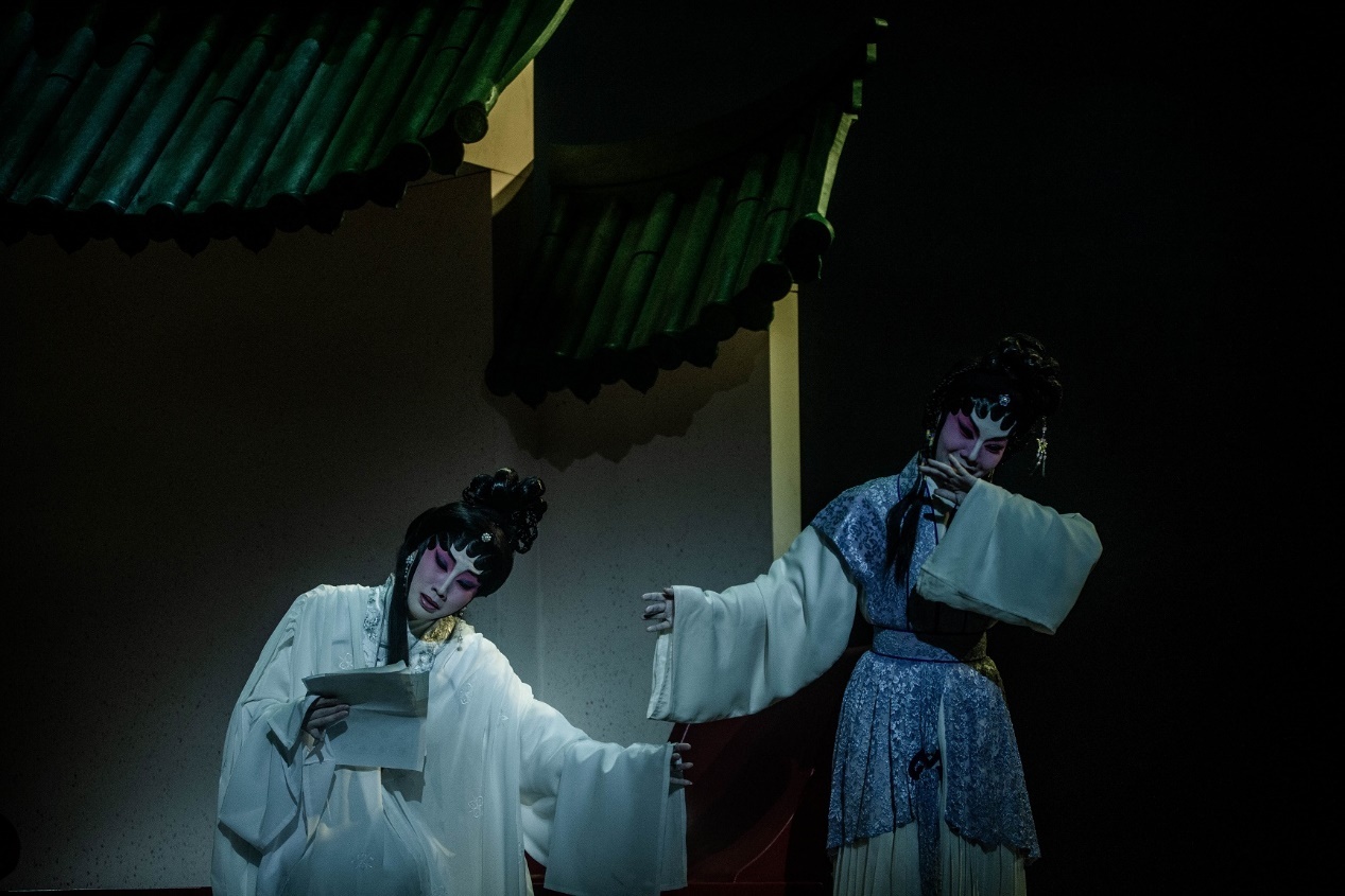 新秀瓊花女與陳紀婷擔演《紅樓夢》經典折子戲《焚稿歸天》,完美演繹黛玉焚稿斷痴情的哀怨纏綿。