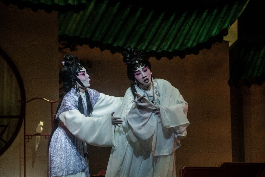 新秀瓊花女與陳紀婷擔演《紅樓夢》經典折子戲《焚稿歸天》，完美演繹黛玉焚稿斷痴情的哀怨纏綿。