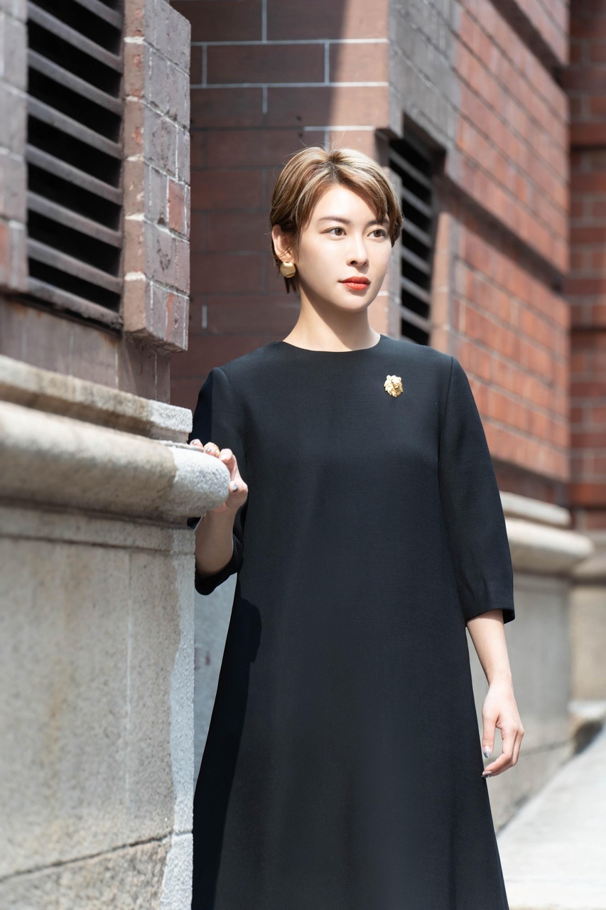 趙冰清(Elsa Zhao)出生於上海,2007年前由上海來港,於香港科技大學供讀土木工程,之後修讀交通設計並取得碩士學位。由於對珠寶設計具有濃厚的興趣及對美學的追求,Elsa於2014年在香港創立該品牌,並成立設計工作室。