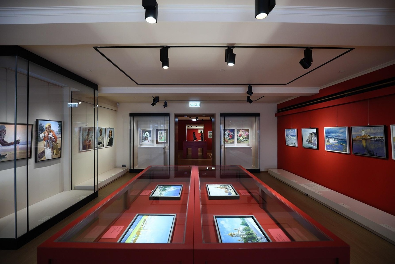 一新美術館始終誠懇樸素地推廣藝術,推出全新展覽「陳朝龍神彩」,為著名油畫家陳朝龍舉辦其自2003年以來最大型的一次總覽,展示藝術家18年古典寫實油畫創作共80件作品,分為人像、人體、靜物及風景四大類型。