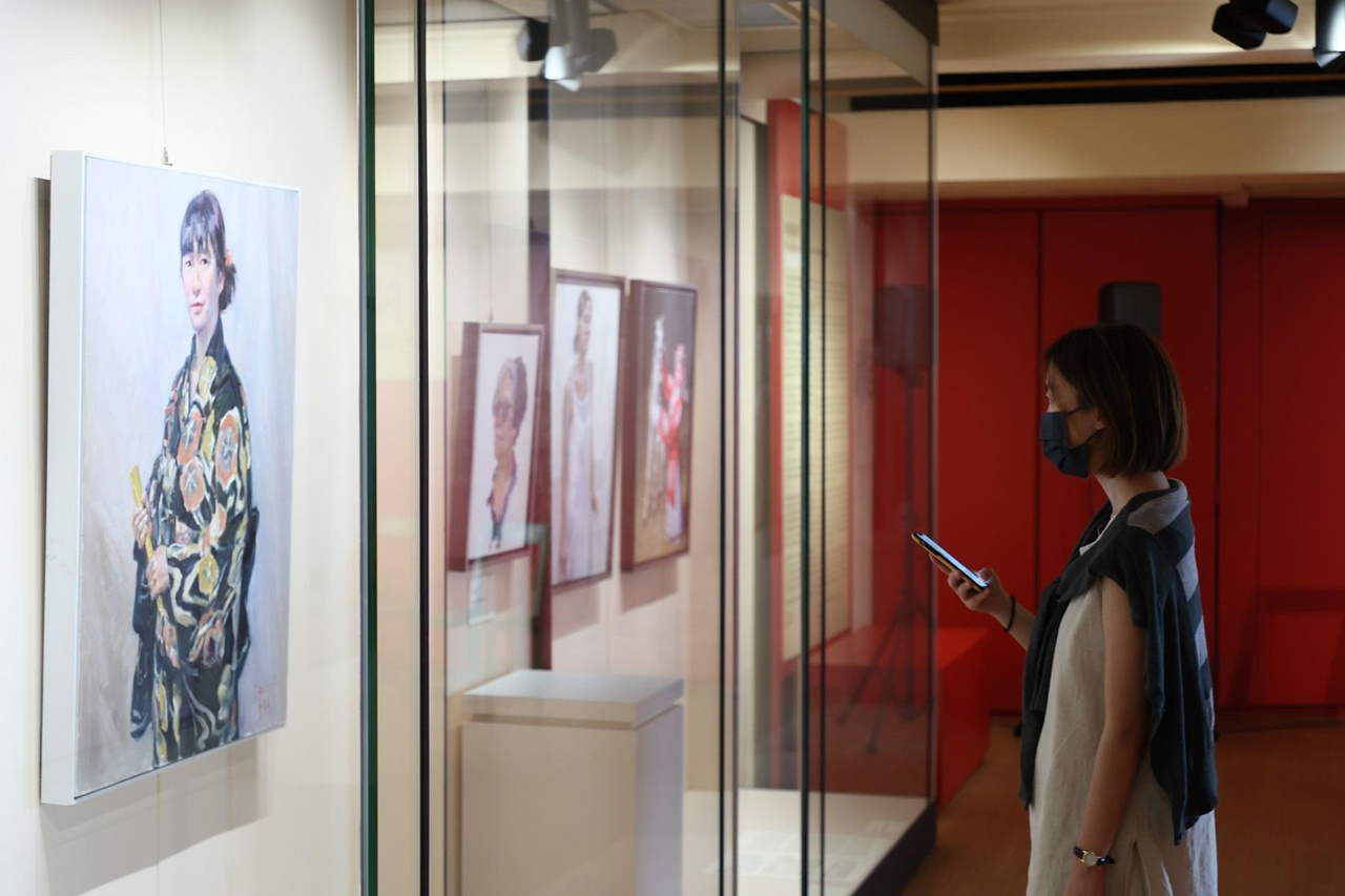 一新美術館始終誠懇樸素地推廣藝術,推出全新展覽「陳朝龍神彩」,為著名油畫家陳朝龍舉辦其自2003年以來最大型的一次總覽,展示藝術家18年古典寫實油畫創作共80件作品,分為人像、人體、靜物及風景四大類型。