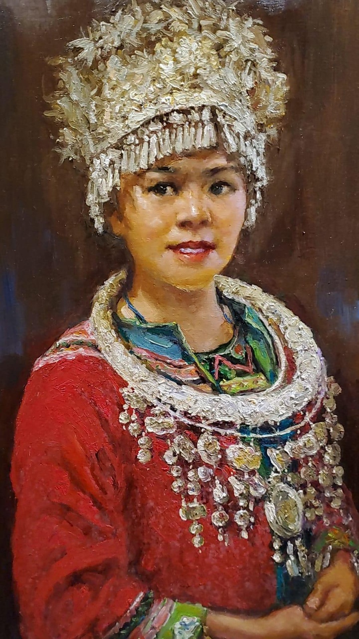 陳朝龍人像畫中的女性,無論她們穿上甚麼衣服,或不穿衣服,陳朝龍都把重點放在她們的眼神。只要傳神,整幅畫就有精神,畫中的女子便是“美人”。