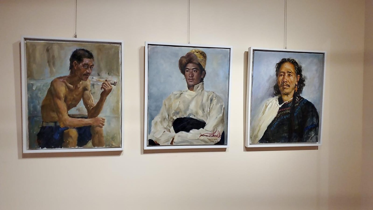 陳朝龍的作品看來承傳了中國畫的傳統,只寫主角,他所寫的風景也如美人畫一樣,利用光影去突出主體景物,帶出這景物的可觀性。陳以色彩寫出景物的神采,好在畫面上活現起來,引人注目,顯示這就是畫題所指的主角。在他的筆下,一幅風景畫便是一片美麗風光。