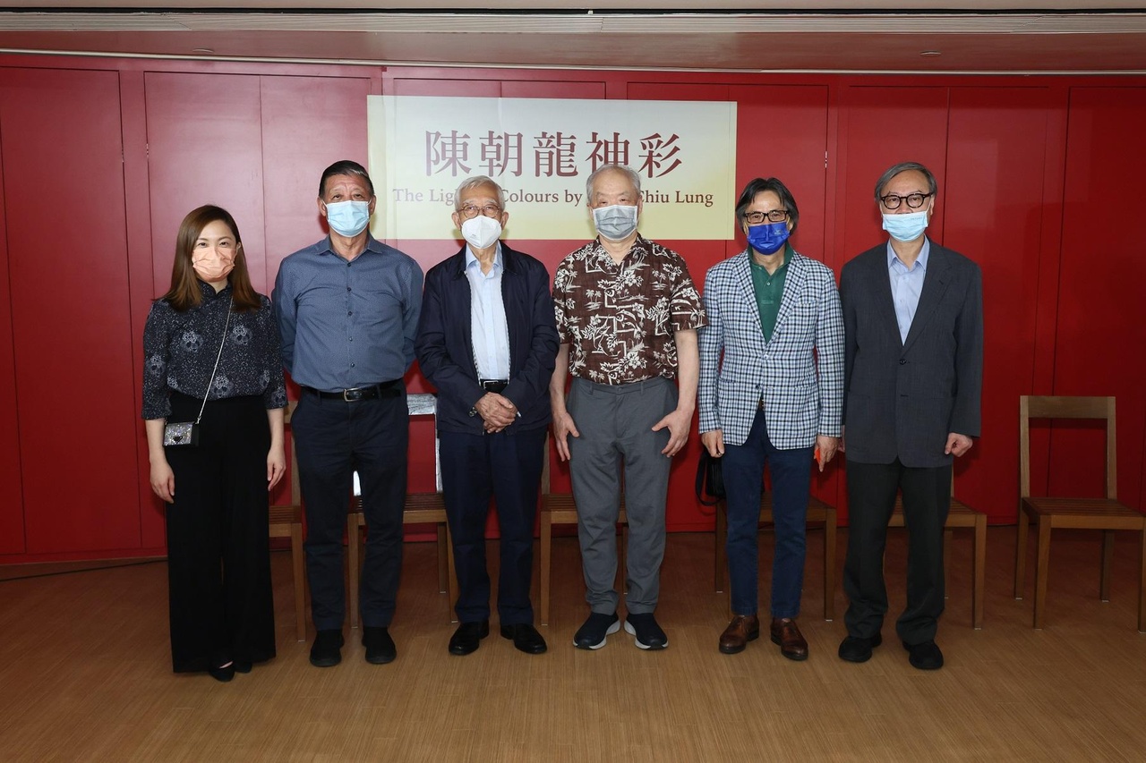 (由左至右)孫少文基金會主席孫燕華女士、藝術家沈平先生、油畫家陳朝龍先生、藝術家朱達誠先生、孫少文基金會創會主席孫少文博士 BBS, JP、一新美術館總監楊春棠先生在「陳朝龍神彩」展覽開幕禮上合影。