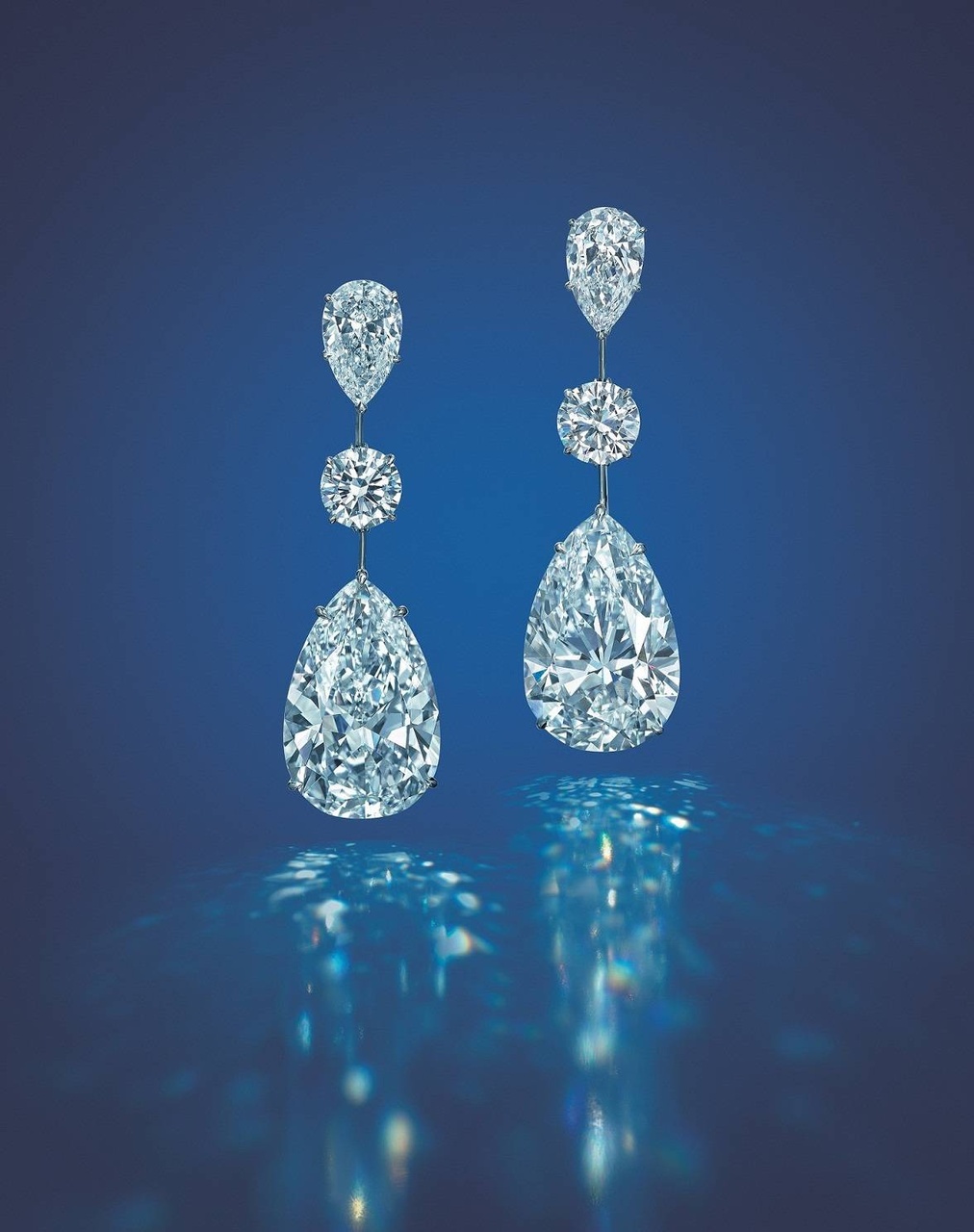 一對臻美剔透的 D/IF 鑽石耳環，各自鑲嵌重逾 17 克拉的美鑽，估價：港幣