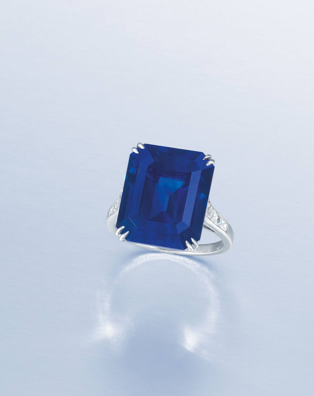 由 Tiffany & Co 設計、重逾 16 克拉的珍罕喀什米爾藍寶石戒指，估價：港幣 12,800,000-18,000,000。
