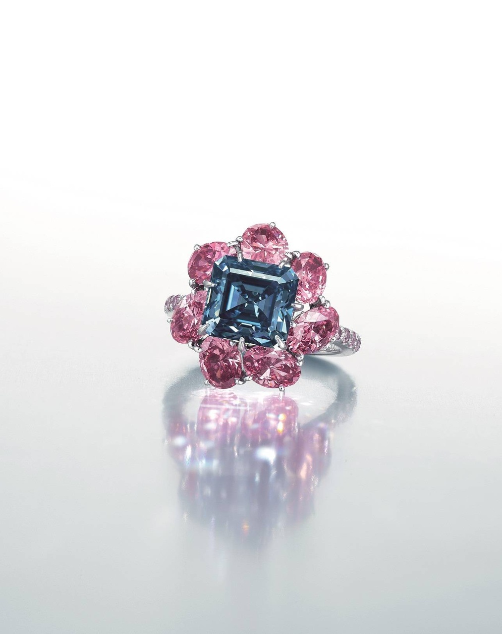 3.24 克拉鮮彩藍色 IF 鑽石戒指, Moussaieff設計，估價：港幣 44,500,000–60,000,000，右圖。