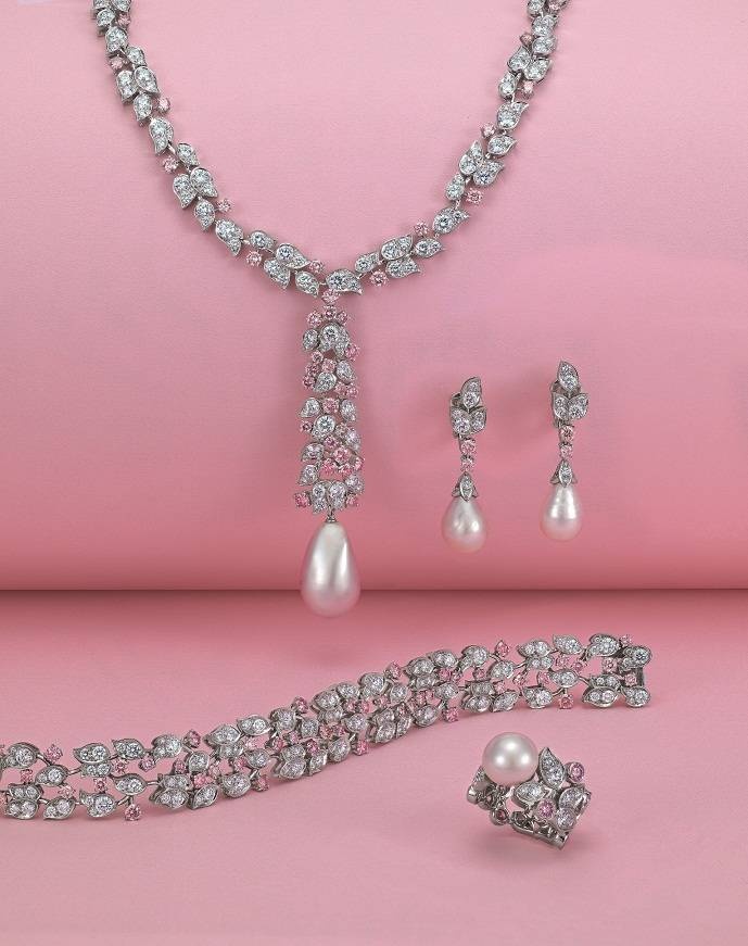 由卡地亞設計，以天然珍珠、粉紅鑽石及鑽石鑲嵌的首飾套裝，估價：港幣 8,000,000-12,000,000。