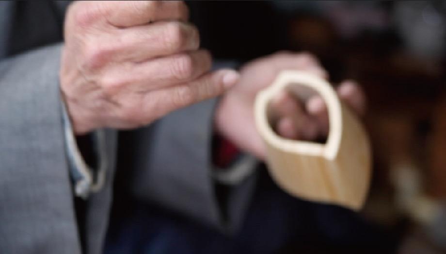 「岡田長仏具工藝」是製作寺院與家用的佛具木製品製造京都品牌。匠人岡田修氏被認定為「傳統工藝士」，在2009年獲得「京都市傳統工芸藝技術功勞者」表揚。