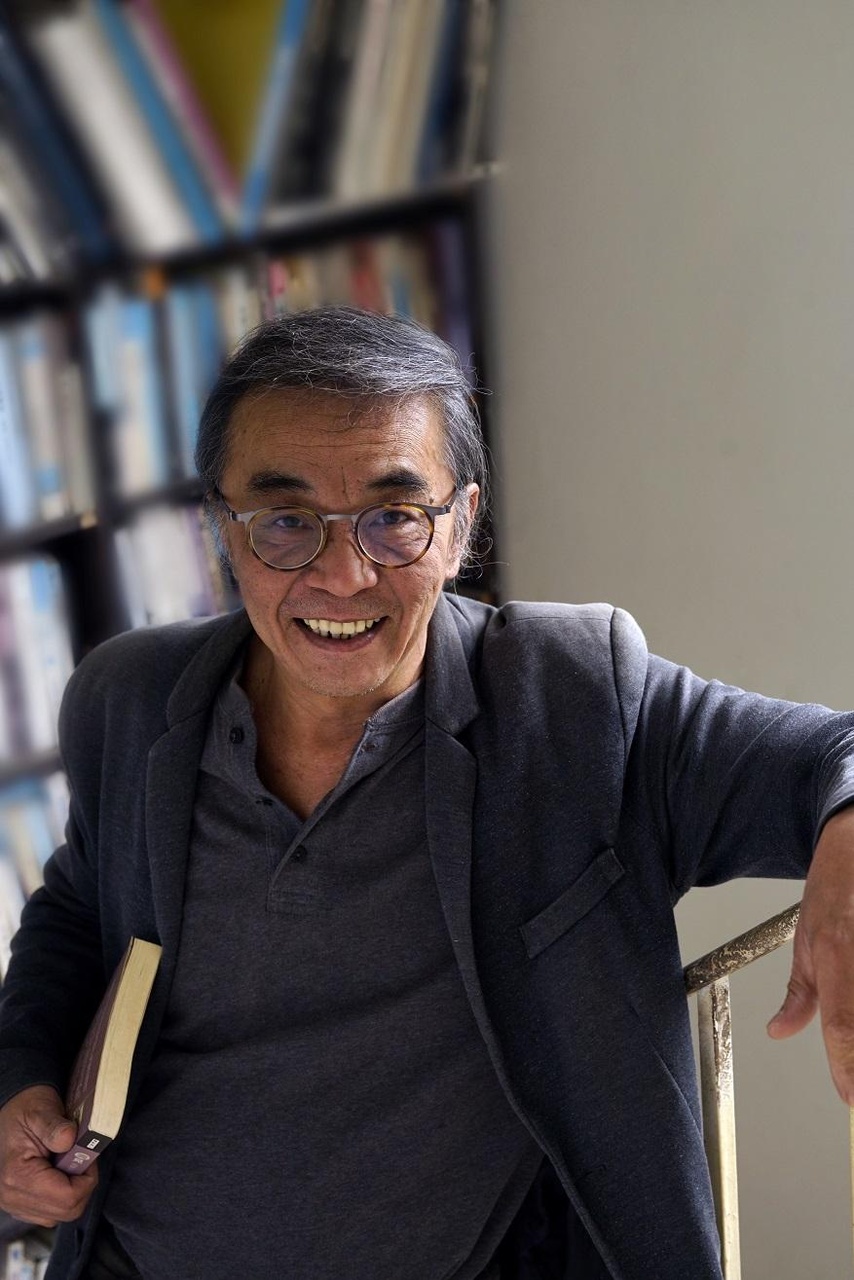 秦偉 生於香港,畢業於法國米盧斯高等藝術學院(L'École supérieure d'art de Mulhouse )。他曾遊歷歐洲,尋索時間的起源,領略所攝之事物,皆有定時,有始有終。