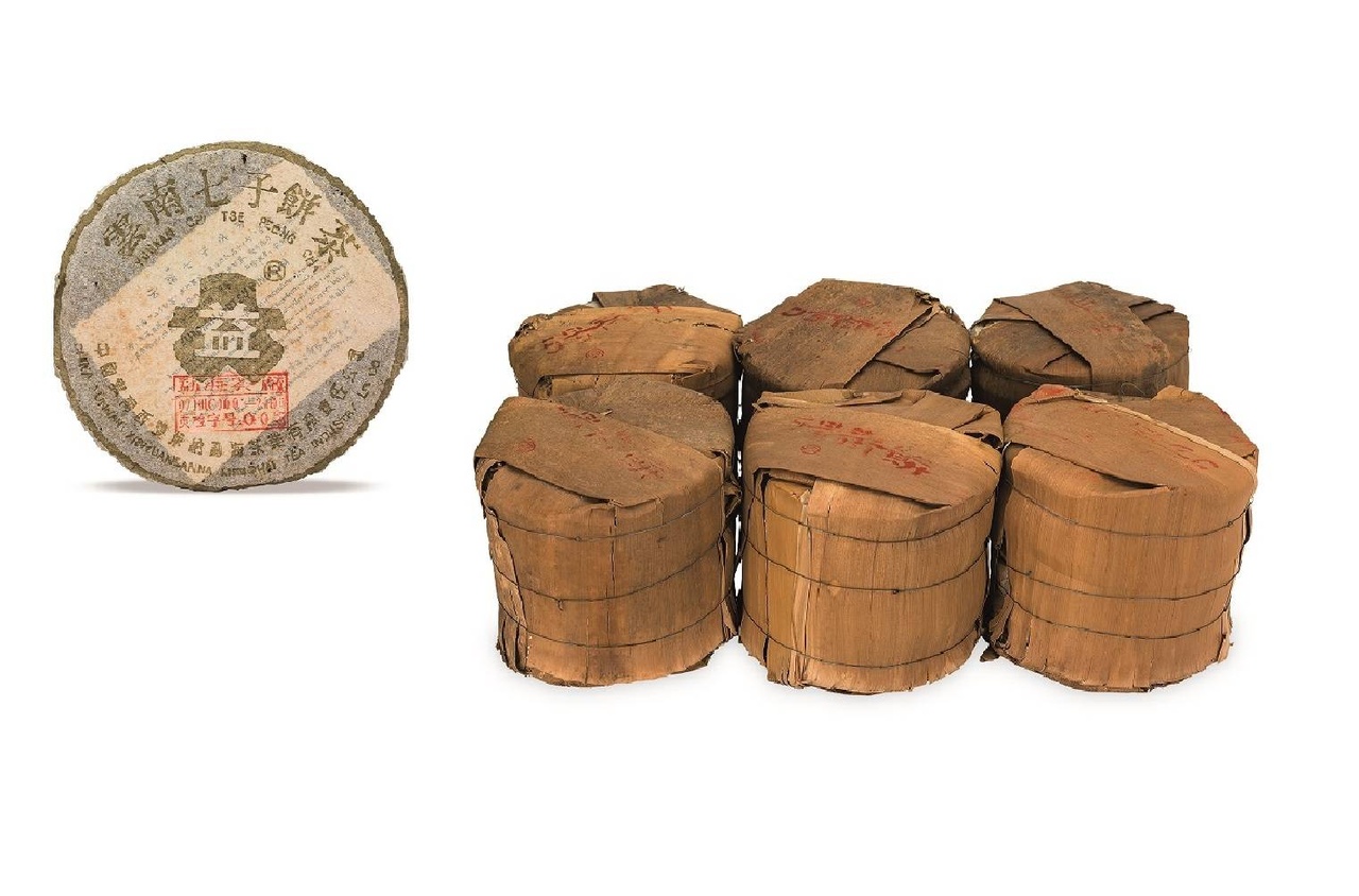 Lot 186 2003 年 金大益青餅(301 批次 );數量:6筒(共 42 片 );總重量:約 2615克、 2633克、 2625克、2613克、2630克、2613克;倉儲:純乾倉;工序:生茶,估價:HKD600,000 - 900,000。