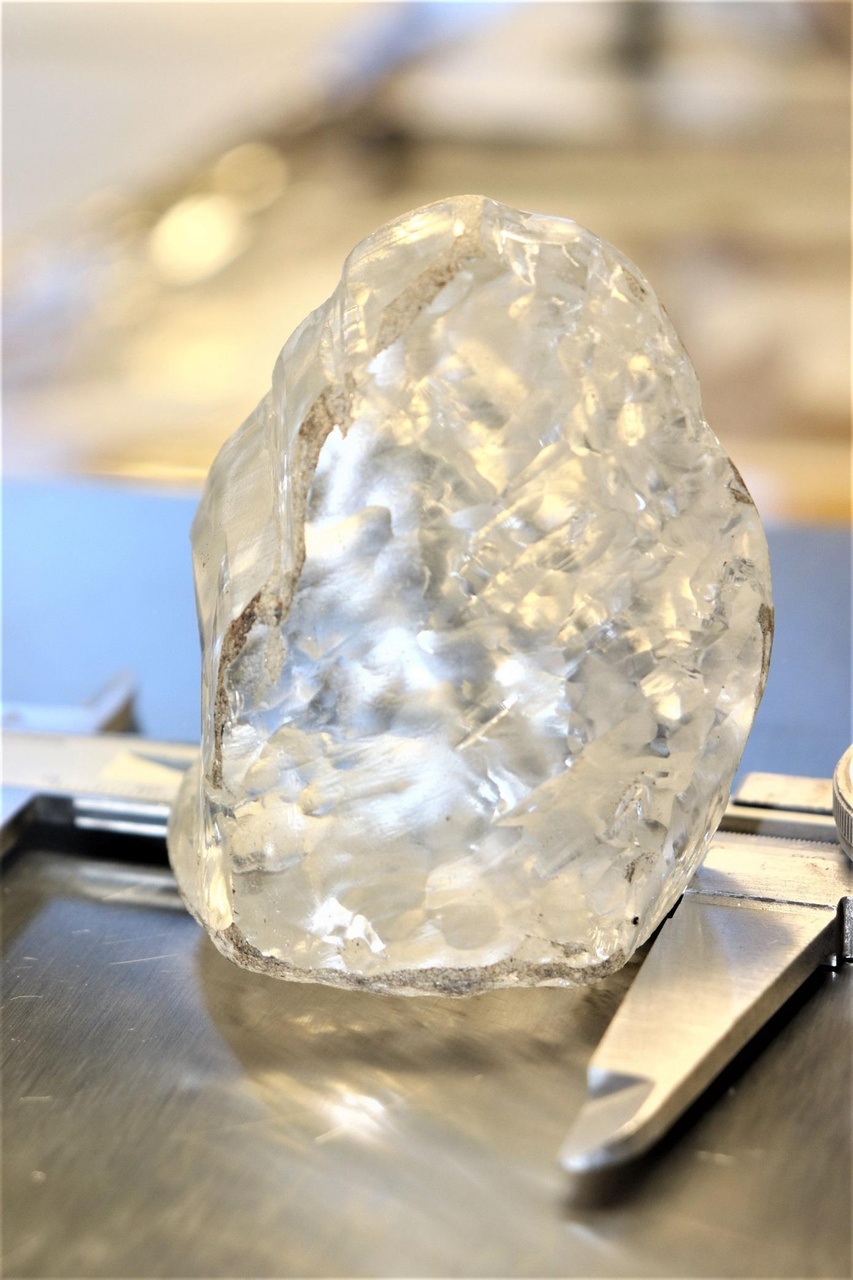 由世界鑽石巨擘De Beers與非洲國家博茨瓦納 (Botswana)政府等份合營的德比斯瓦納鑽石公司 (Debswana Diamond Company)，早前在當地 Jwaneng 礦場發現了一顆極珍罕的 1,098 克拉巨鑽石。