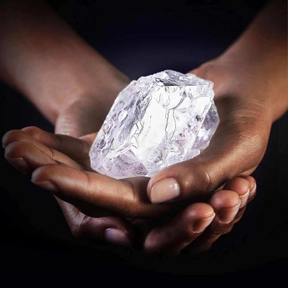 在博茨瓦納盧卡拉卡倫溫礦場發現的La Lesedi Rona 重達 1,109 克拉，是近百年來發現最大的寶石級鑽石原石，也是史上第二大。