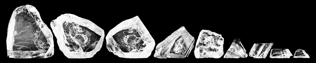 1908年2月10日，3106克拉的「庫利南」（Cullinan）鑽石被劈成幾大塊後加工出9顆大鑽，98顆小鑽，特意留下一塊（重9.5克拉）原石未加工。