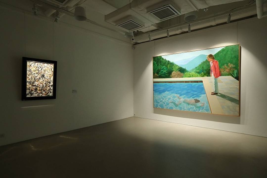 在David Hockney作品《藝術家肖像（泳池與兩個人像）》（ Portrait of an Artist (Pool with Two Figures)）裡所出現的人物、地點和思緒均成就了這一二十世紀為人所熟知和喜愛的藝術傑作。今年11月，此畫將於佳士得紐約戰後及當代藝術晚間拍賣上隆重登場，並有望刷新在世藝術家作品的拍賣紀錄。