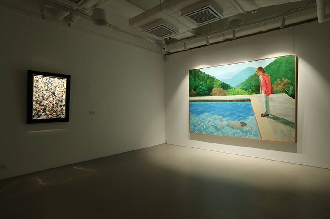 在David Hockney作品《藝術家肖像(泳池與兩個人像)》( Portrait of an Artist (Pool with Two Figures))裡所出現的人物、地點和思緒均成就了這一二十世紀為人所熟知和喜愛的藝術傑作。今年11月,此畫將於佳士得紐約戰後及當代藝術晚間拍賣上隆重登場,並有望刷新在世藝術家作品的拍賣紀錄。