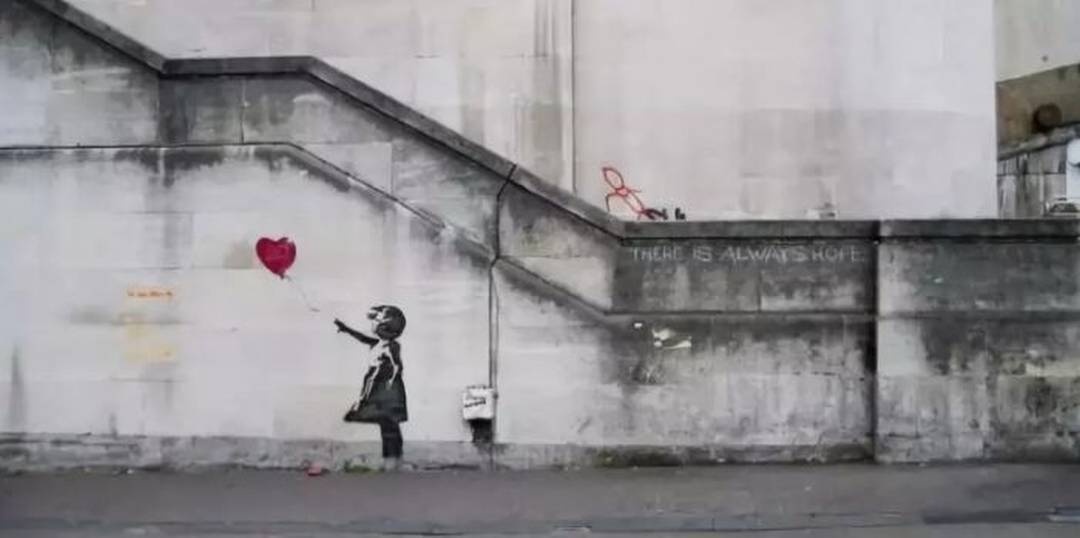 畫作《女孩與氣球》這幅作品最早出現在倫敦大東街的一面牆上，畫中的女孩迎風而立，紅色的心形氣球從手中飄走，旁邊寫著：「希望永存」。(網上圖片)