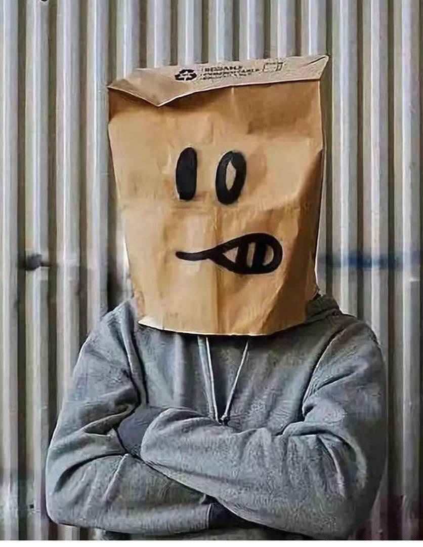 2010年，Banksy榮登《時代》雜誌「全球一百位最具影響力人物」排行榜。由於不想暴露身份，他提交了一張自己頭戴歐美雜貨店常見的可再生購物紙袋的照片。(網上圖片)