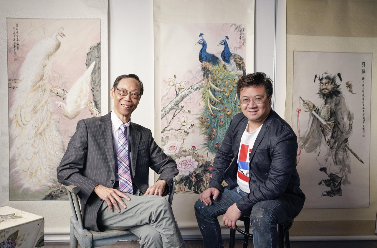 屈文灝師從的梁國華老師,梁是畫壇大師有「世界孔雀王」美譽的伍彝生老師的首位入室弟子,屈文灝與梁國華老師年前才於尖沙咀文化中心聯合舉辦《一步一足印》師生書畫展。
