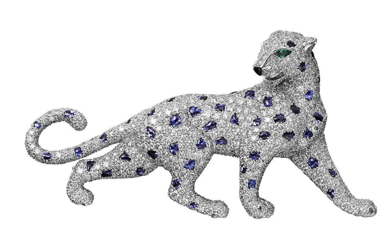 Panthère de Cartier 胸針,18K白色黃金,藍寶石,祖母綠,縞瑪瑙,鑽石。© Cartier