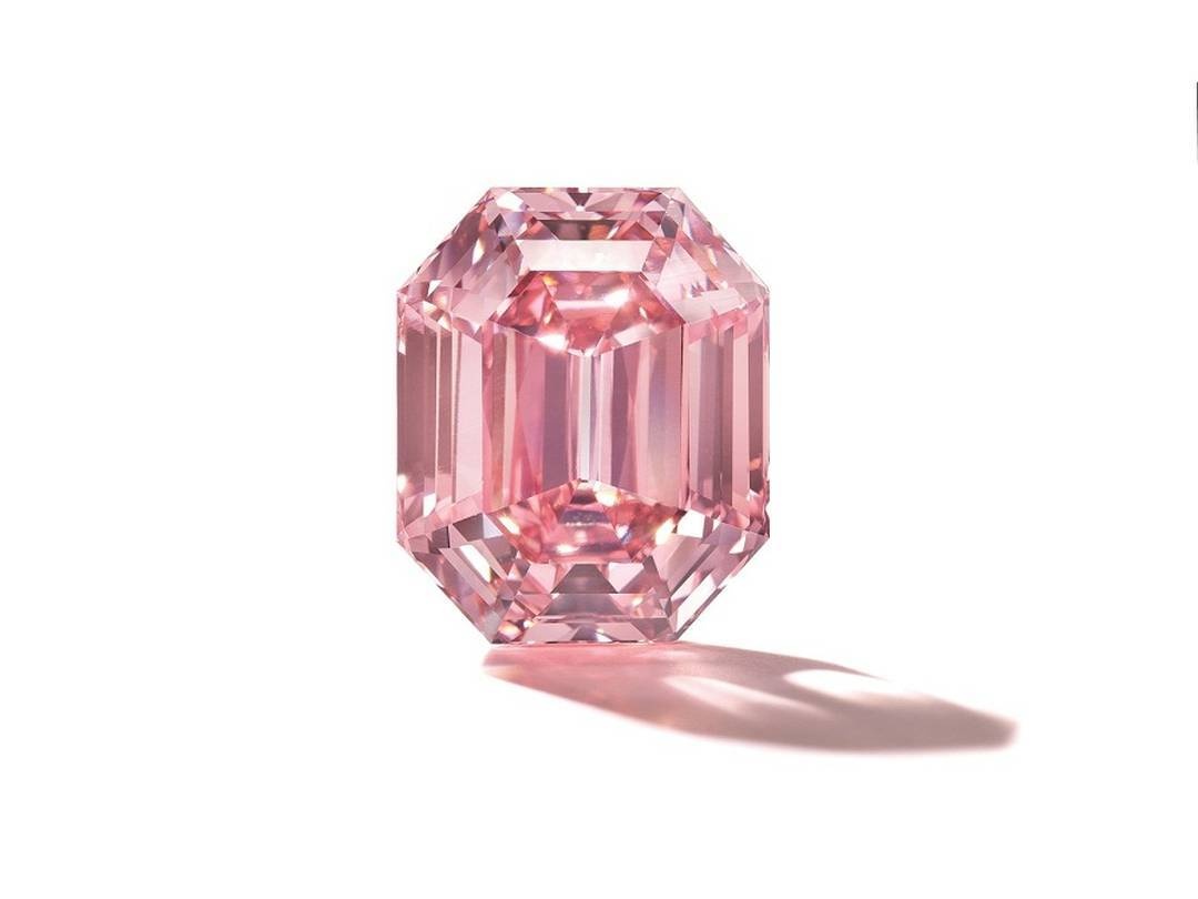 重達18.96克拉、令人歎為觀止的鮮彩粉紅鑽---“The Pink Legacy”，將於11月13日在佳士得日內瓦拍賣閃耀登場。估價：30,000,000 - 50,000,000美元。
