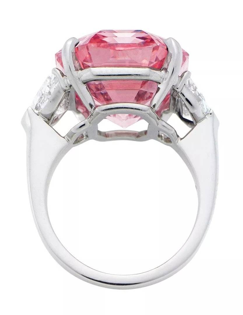 重達18.96克拉的“The Pink Legacy”被鑲到戒指上。