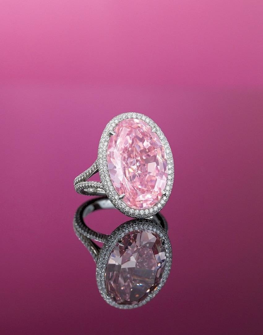 佳士得香港於 2017 年 11 月以 32,480,500 美元（每克拉 2,175,519 美元）拍出接近 15 克拉的“The Pink Promise”橢圓形鮮彩粉鑽，每克拉價格高達2,175,519美元，創下粉紅鑽石每克拉的世界拍賣價最高紀錄，並保持至今。