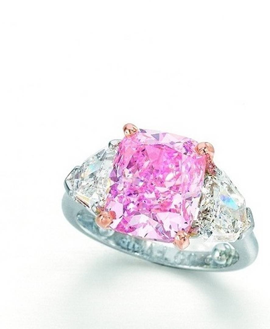 “The Vivid Pink”,5.00 克拉鮮彩粉紅鑽/VS1 pot,佳士得於 2009 年 12 月在香港拍出,成交價:10,776,660 美元/每克拉價格:2,155,332 美元。