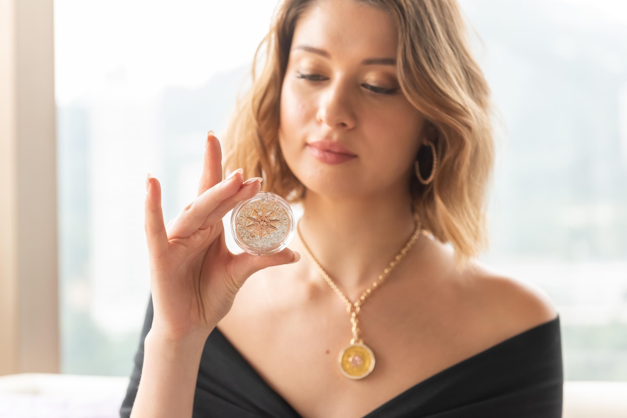 Aurom攜表加拿大皇家鑄幣廠首次推出Opulence系列飾以粉紅鑽的錢幣，由加拿大藝術家 Simon Ng 設計和Crossworks Manufacturing製成。