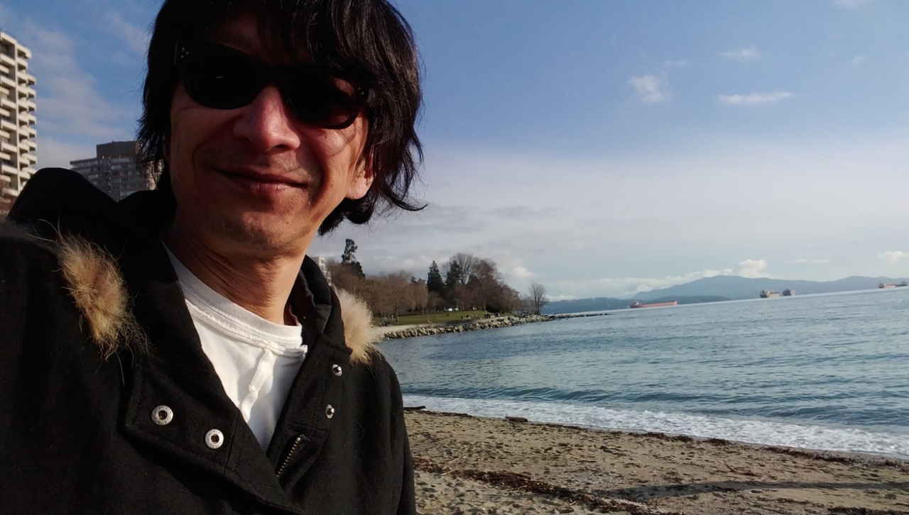 周肅磐(b1963)是香港出生的當代藝術家,現旅居於加拿大卑斯省。周肅磐畢業於香港大學文學系,主修哲學,兼修藝術史,並擁有倫敦商學院工商管理碩士學位。在他的早期職業生涯中,他曾擔任 MTV Networks全球音樂頻道北亞地區總裁,並歷任其他創意媒體的高層管理人員。於 15年前,周肅磐放下企業管理工作,全身投入藝術創作。