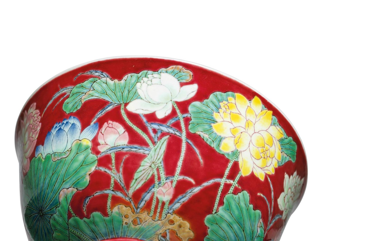 此件康熙琺瑯彩千葉蓮盌上所繪並非普通的蓮花，而是罕見的千瓣蓮，當中兩株屬一莖二花的並蒂蓮。