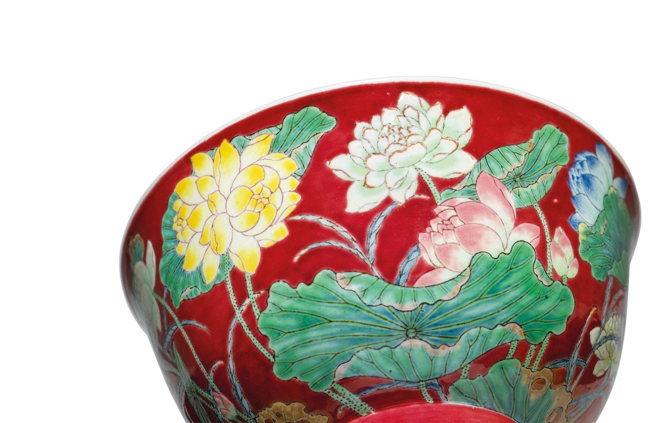 傳世琺瑯彩瓷大多為清宮秘藏,只屬皇帝擁有,極少流傳宮外。至民國初年紫禁城開放後,外界才得以窺探琺瑯彩真面目,旋即成為藏家鑑賞追逐的目標。