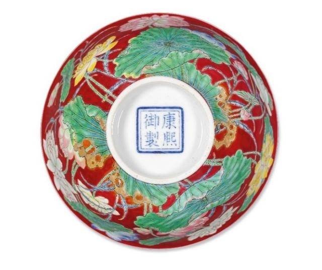 康熙皇帝在晚年透過歐洲傳教士傳入的禮物,首次接觸西洋畫琺瑯藝術,並產生濃厚興趣,更在清宮內設立琺瑯作坊,讓西洋琺瑯藝師訓練中國工匠。