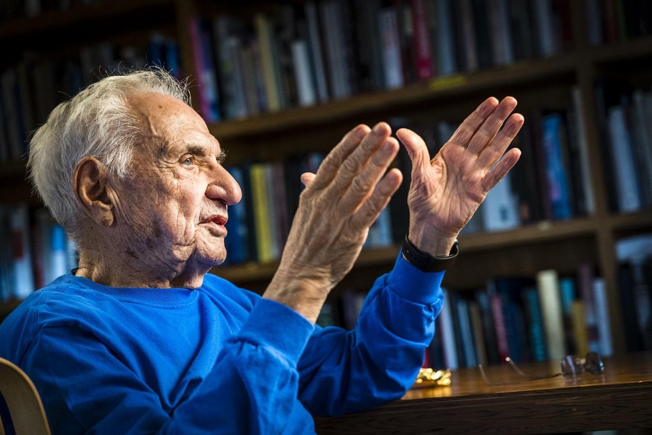 Frank Gehry 投身建築事業逾六十年。他在世界各地的公共和私人作品設計基於一種明確的共享哲學,確保人們在他設計的空間中舒適地生活,並堅持他的建築物要結合所身處空間的背景和文化。
