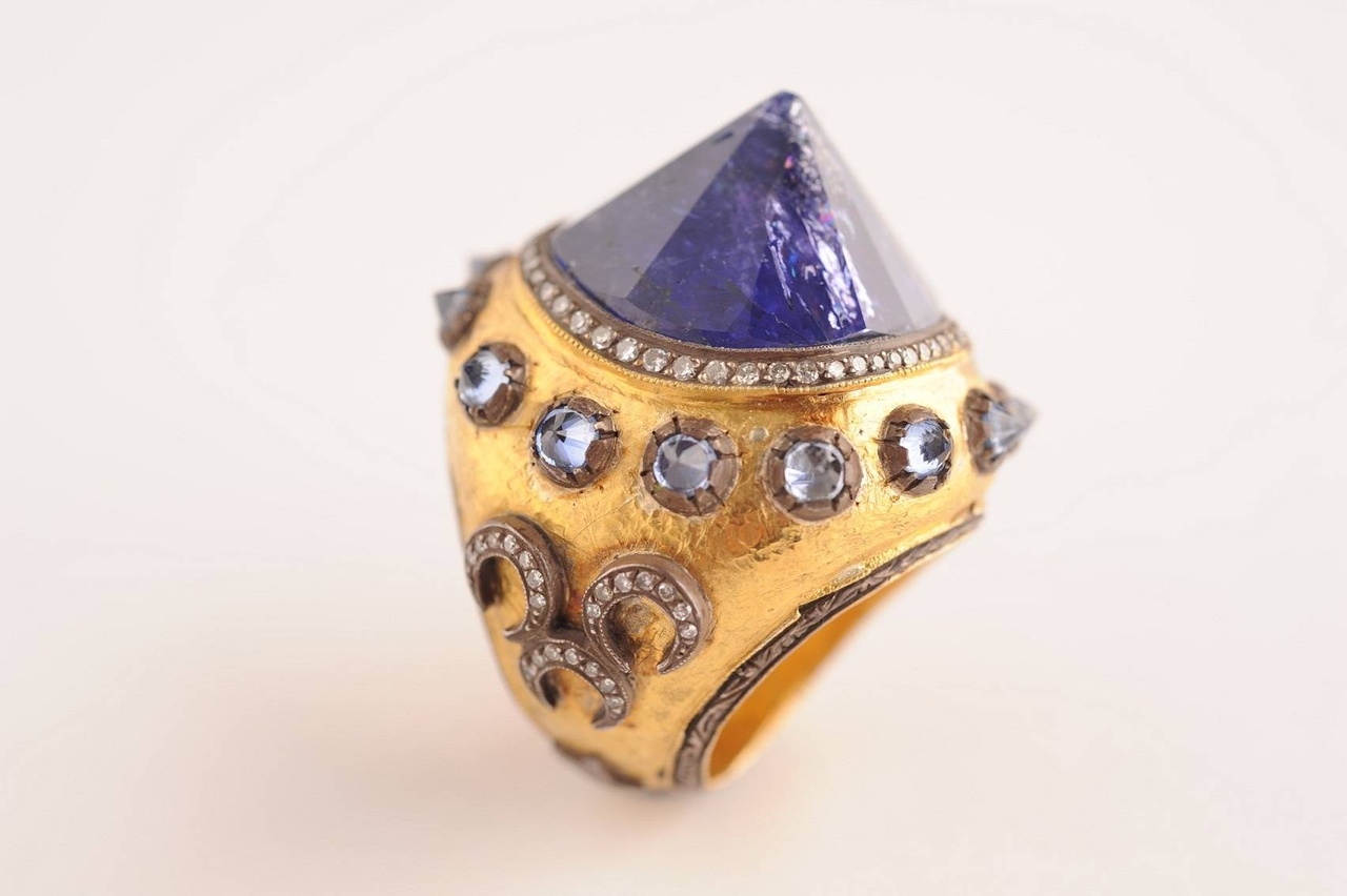 「Scheherazade」戒指乃品牌向《一千零一夜》故事致敬，設計簡潔而美麗，在不同層次引起佩戴者的迴響。這件巔峰之作結合鑽石、藍寶石及丹泉石，以人手使用金銀打造而成，糅合傳統與現代工藝，堪稱非同凡響。