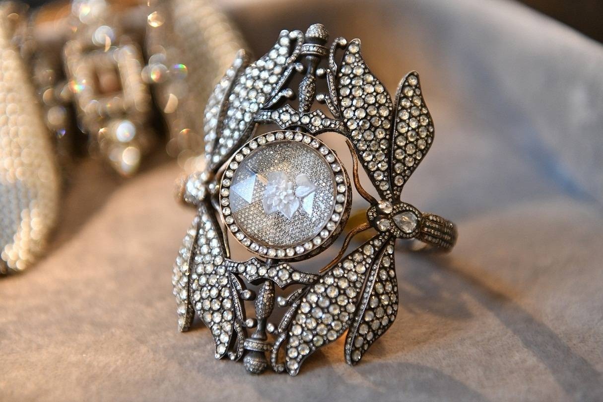 「Nymph」珠寶腕錶的靈感來自希臘神話自然界的女神寧芙，腕錶以黃金及銀打造而成，飾以鑽石及彩鑽。
