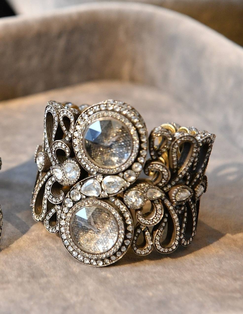 「Infinity」珠寶腕錶以黃金、銀及鑽石打造而成。