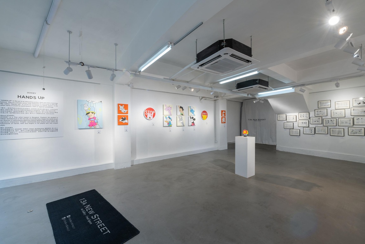 13a New Street Art Gallery會與不同藝術單位合作，推出商業藝術產品，包括博物館級畫作、收藏級玩具及生活時尚產品，當中「藝術玩具」便是主力項目之一。