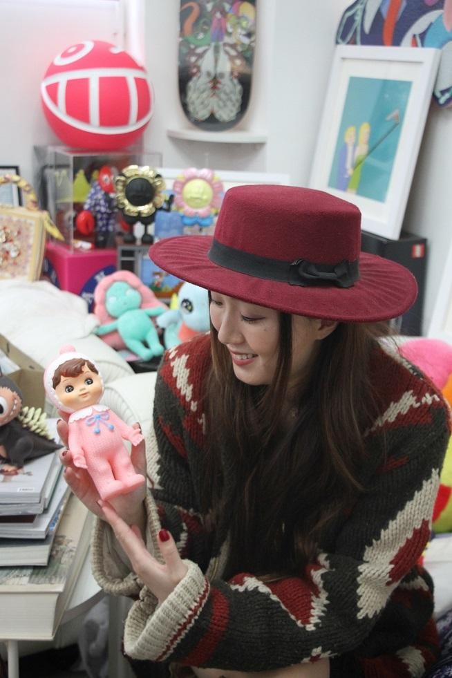 除新作品外，富時代精神的古早藝術玩具亦甚受藏家歡迎，馮榕榕手上來看日本的昭和娃娃便是一例。