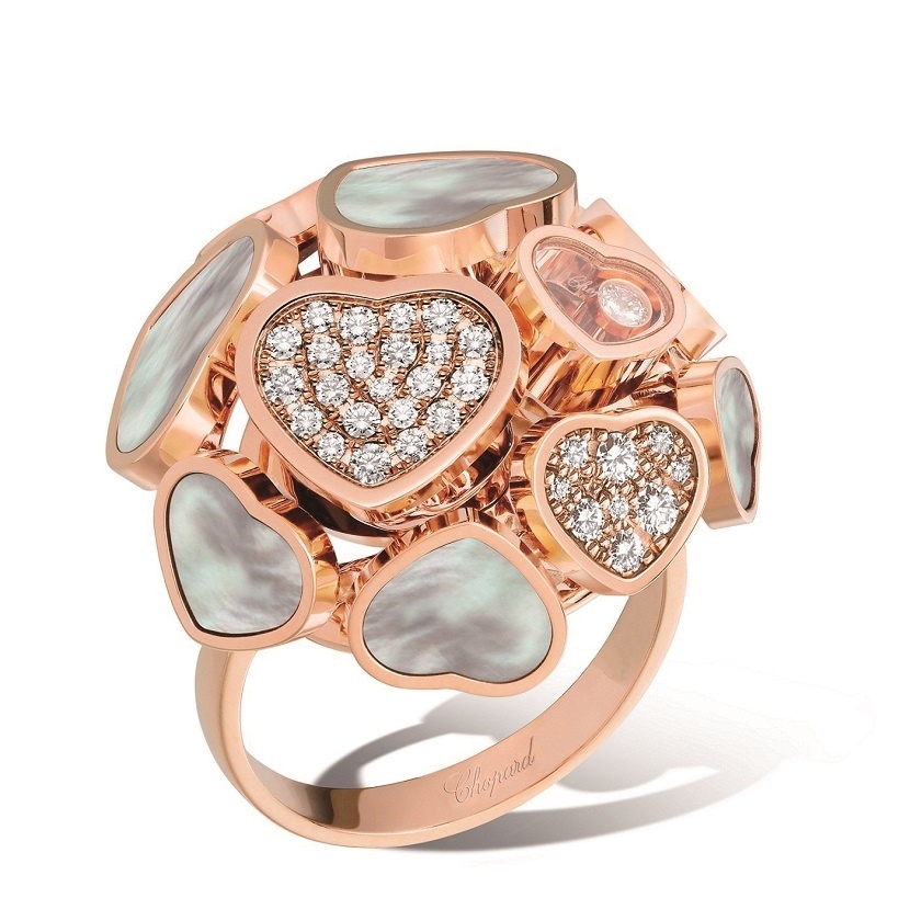 蕭邦將愛心作為品牌象徵，展現其非凡創意與獨樹一幟的價值理念。Happy Hearts 18K 玫瑰金系列戒指， 由珍珠貝母、鑲嵌鑽石及飾有活動鑽石的心形裝飾組成。