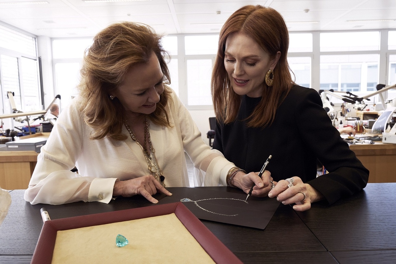 蕭邦聯合總裁兼藝術總監Caroline Scheufele(左)與奧斯卡影后Julianne Moore合作設計，以全新負責任來源的彩色寶石——帕拉伊巴碧璽，創作出此條Green Carpet系列臻美精緻項鏈。（攝影：Greg Williams）