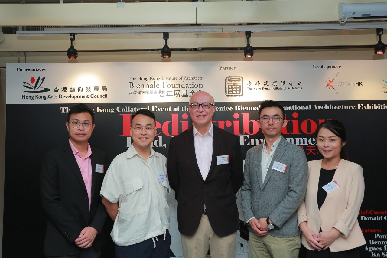 今屆威尼斯建築國際雙年展,由蔡宏興(中)擔任香港展覽總策展人,率領其他聯合策展人,包括BREADstudio建築師事務所聯合創辦人梅鉅川(左一)及李昭明 (右二)、Inhabit Group資深建築師洪靄琪 (右一)、香港大學建築學系助理教授余家聲 (左二)。