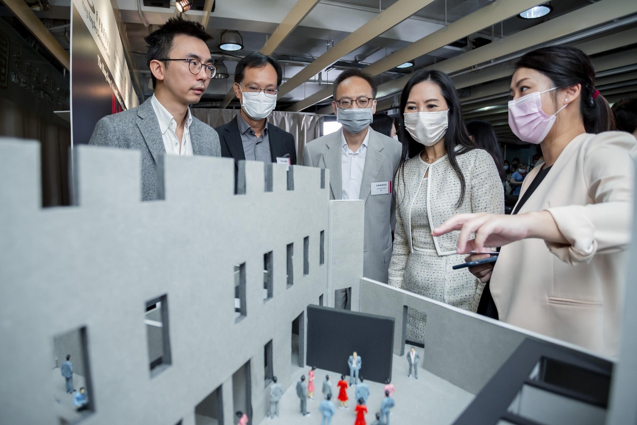 香港的策展團隊則定下「重新分配:天、地、人」為創作方向,推動各參展單位一起探索新生活模式的種種可能性。
