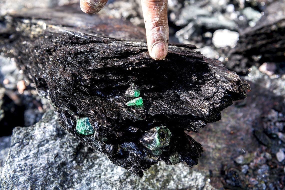 Fabergé吊墜內鑲嵌的贊比亞祖母綠寶石，都是由Gemfields負責任開採、來源可靠的有色寶石。