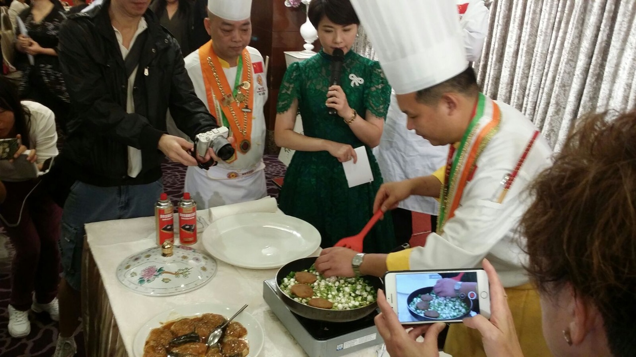 順德廚師協會副會長、順德名廚、國家一級評委、中華御廚何盛良師傅到即席示範,順德名菜《火焰鳳凰醉》。